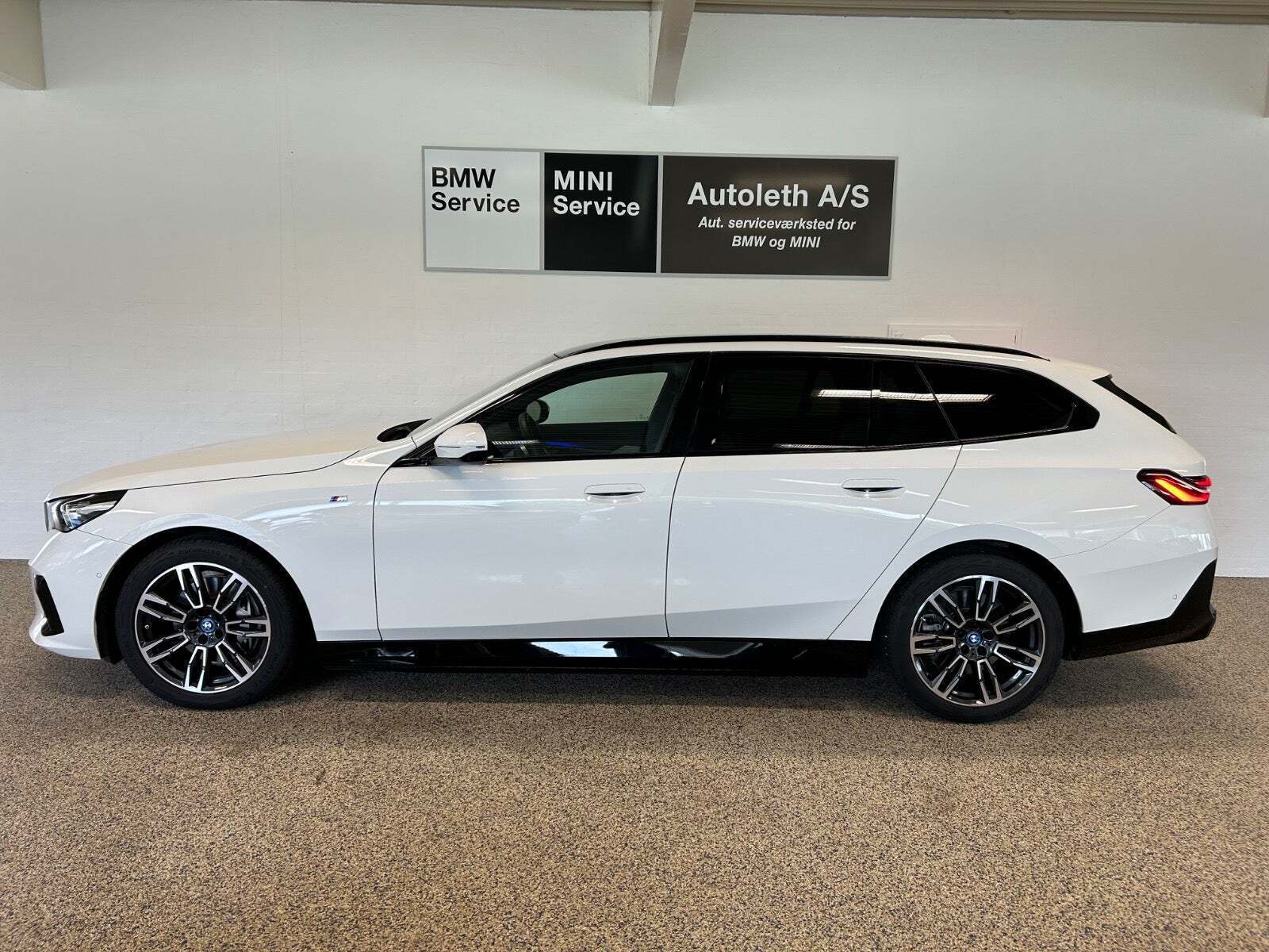 BMW i5 eDrive40 Touring Fully Charged M-Sport