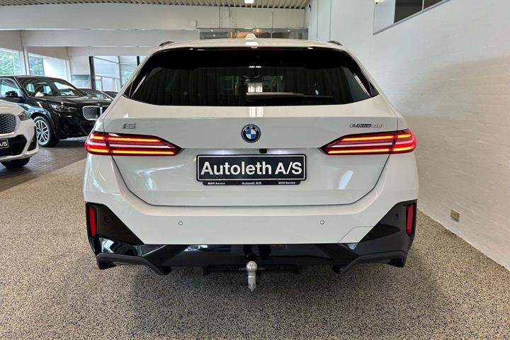Hvid BMW i5 fra 2024