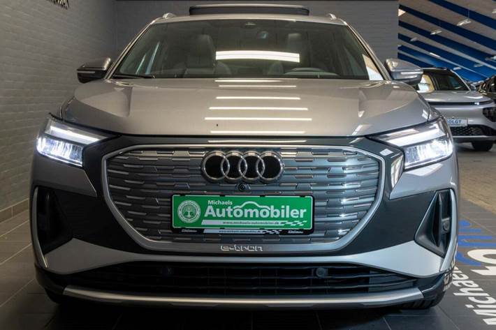 Grå Audi Q4 e-tron fra 2024