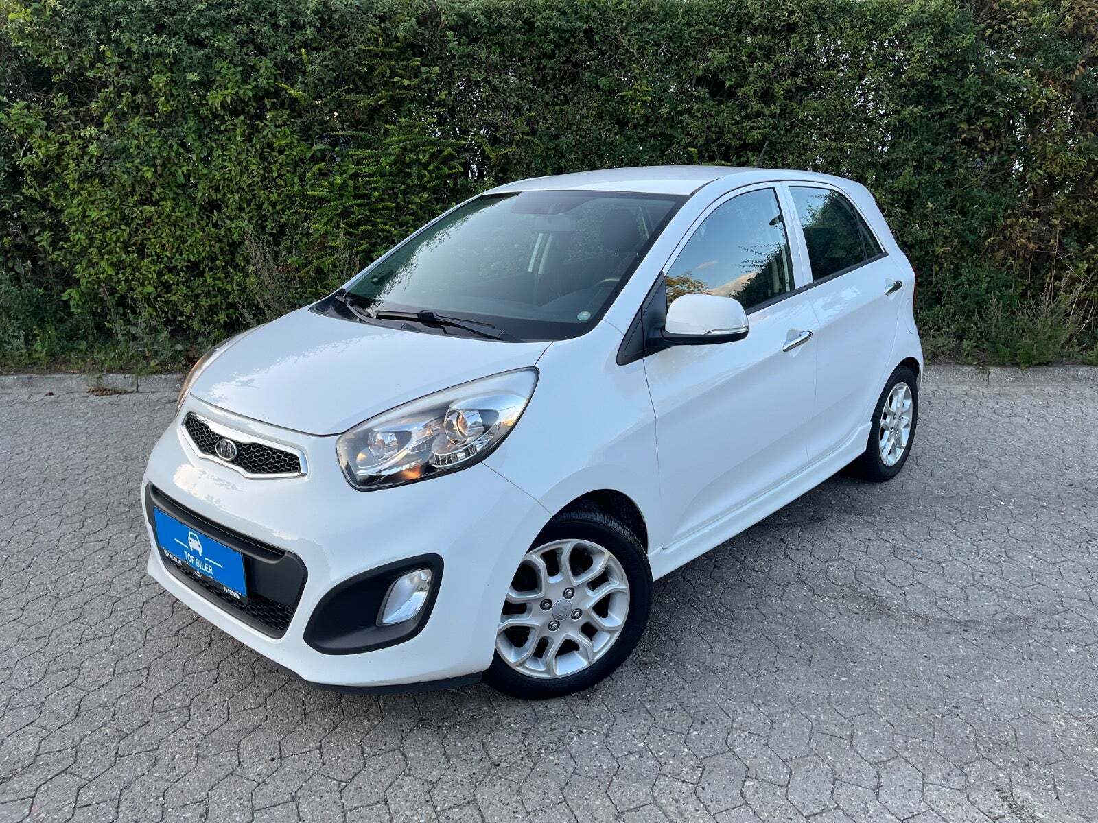 Hvid Kia Picanto fra 2012 set udefra