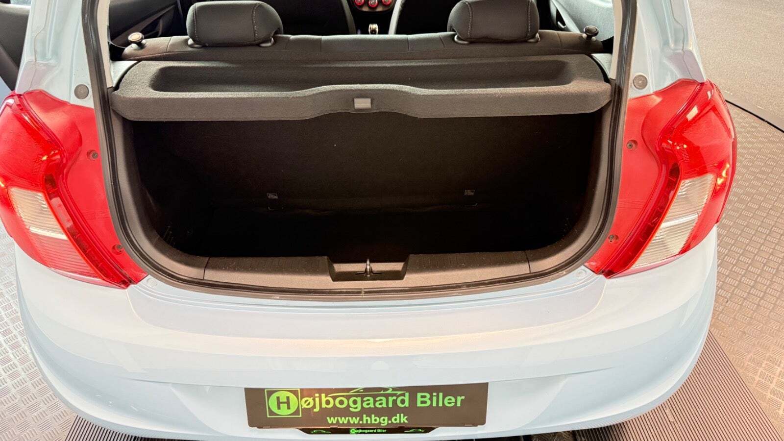 Blå Opel Karl fra 2016