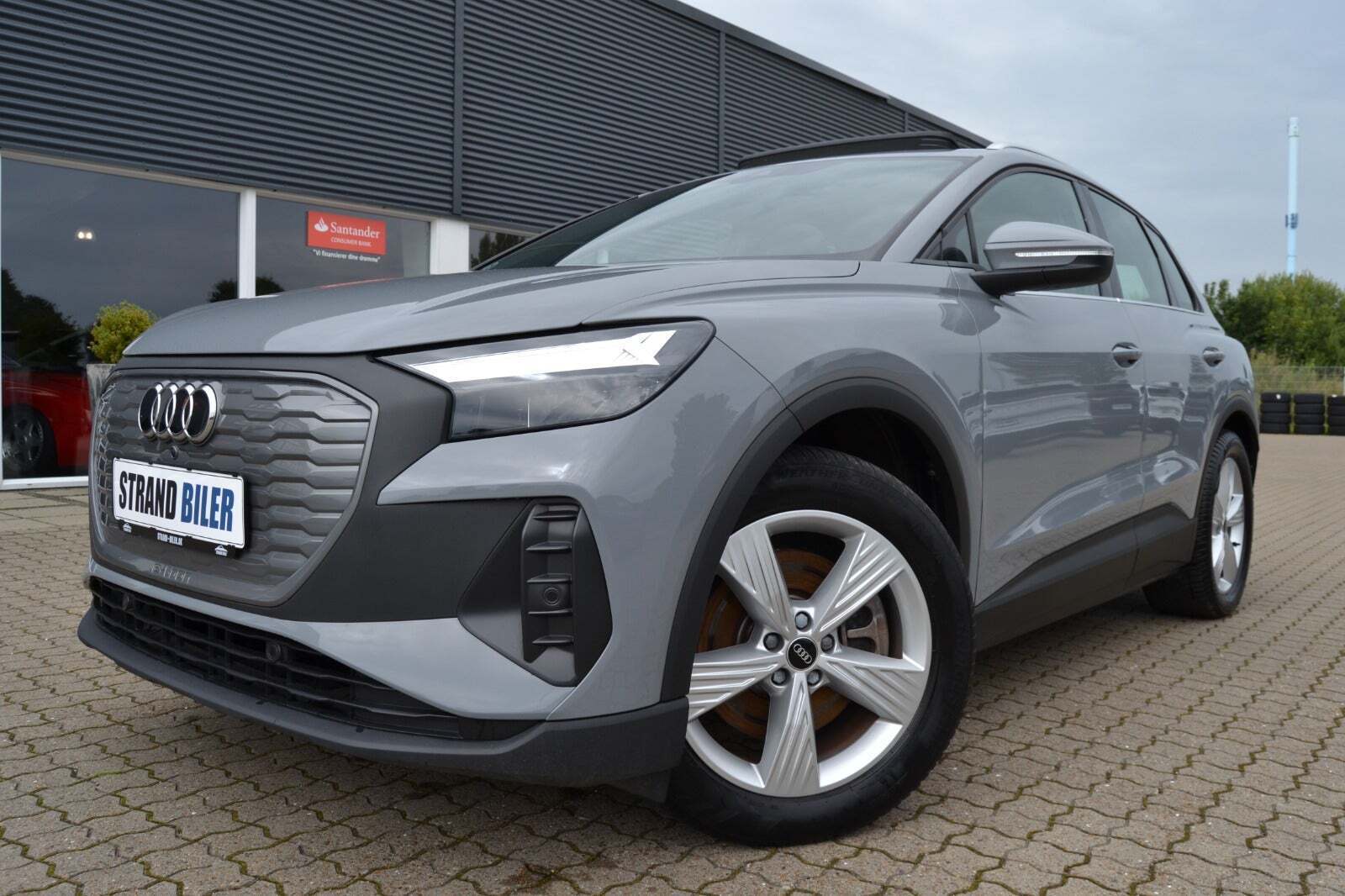 Grå Audi Q4 e-tron fra 2022