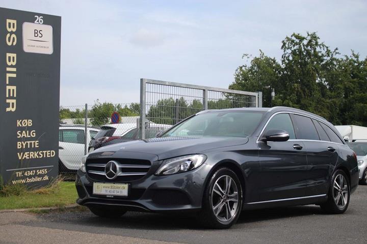 Grå Mercedes C220 fra 2014 set udefra