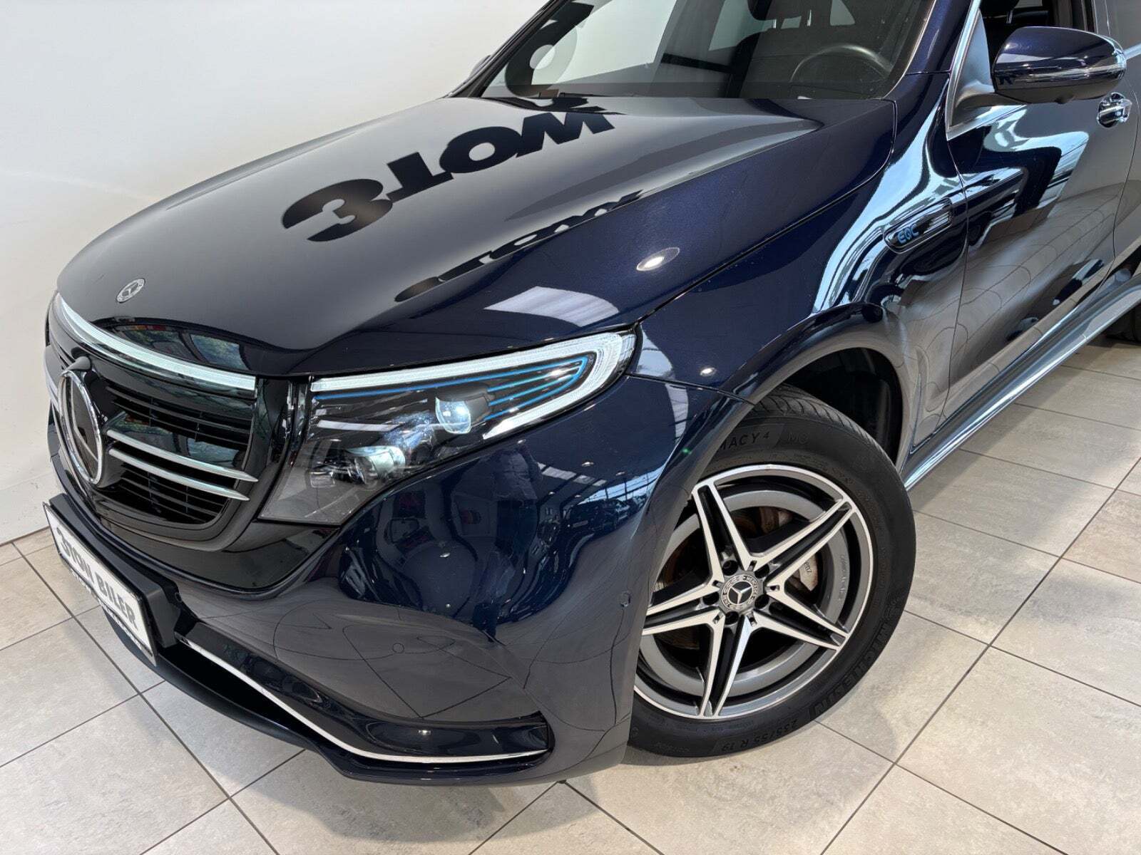 Blå Mercedes EQC400 fra 2021