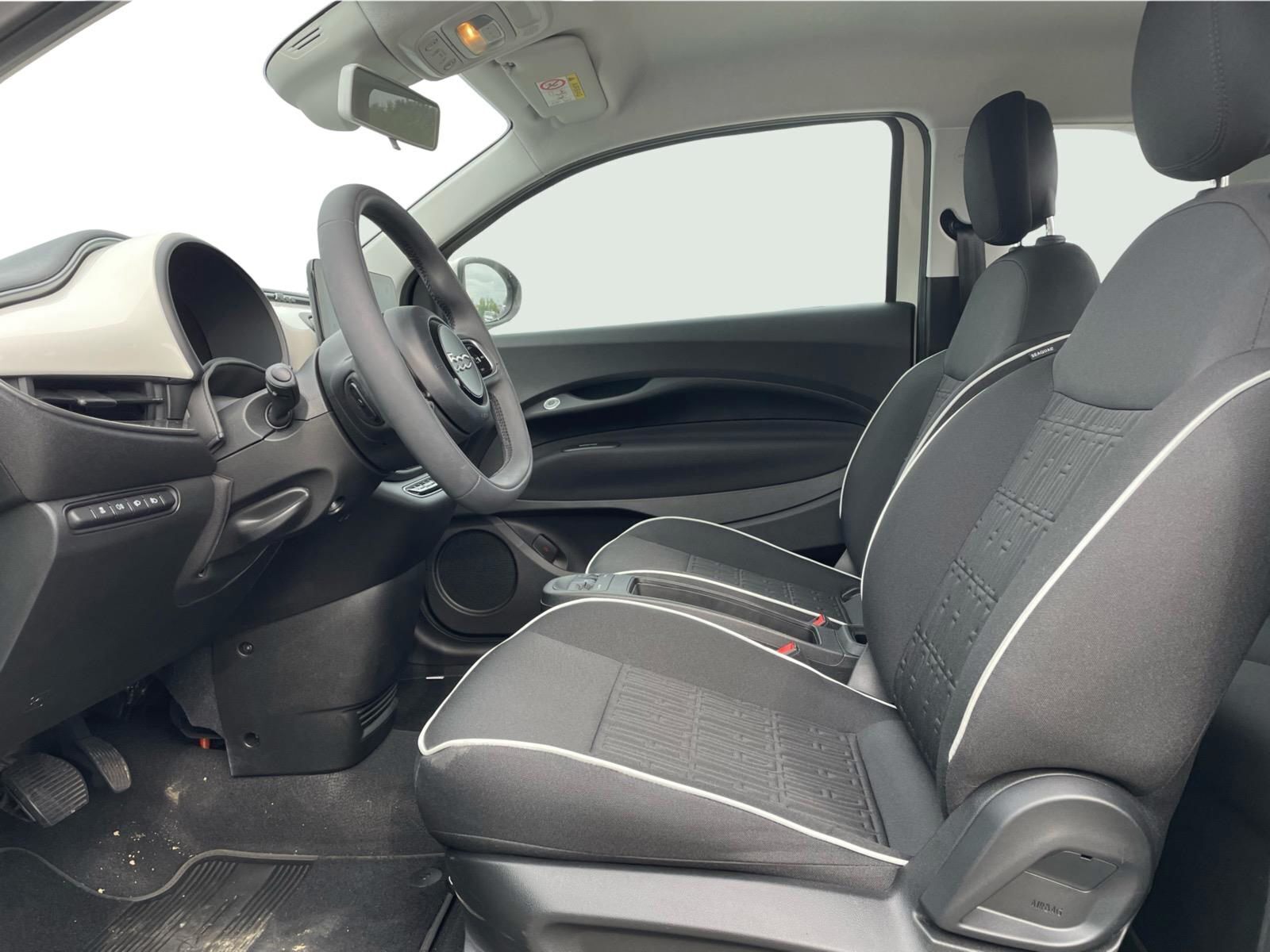 Hvid Fiat 500e fra 2023