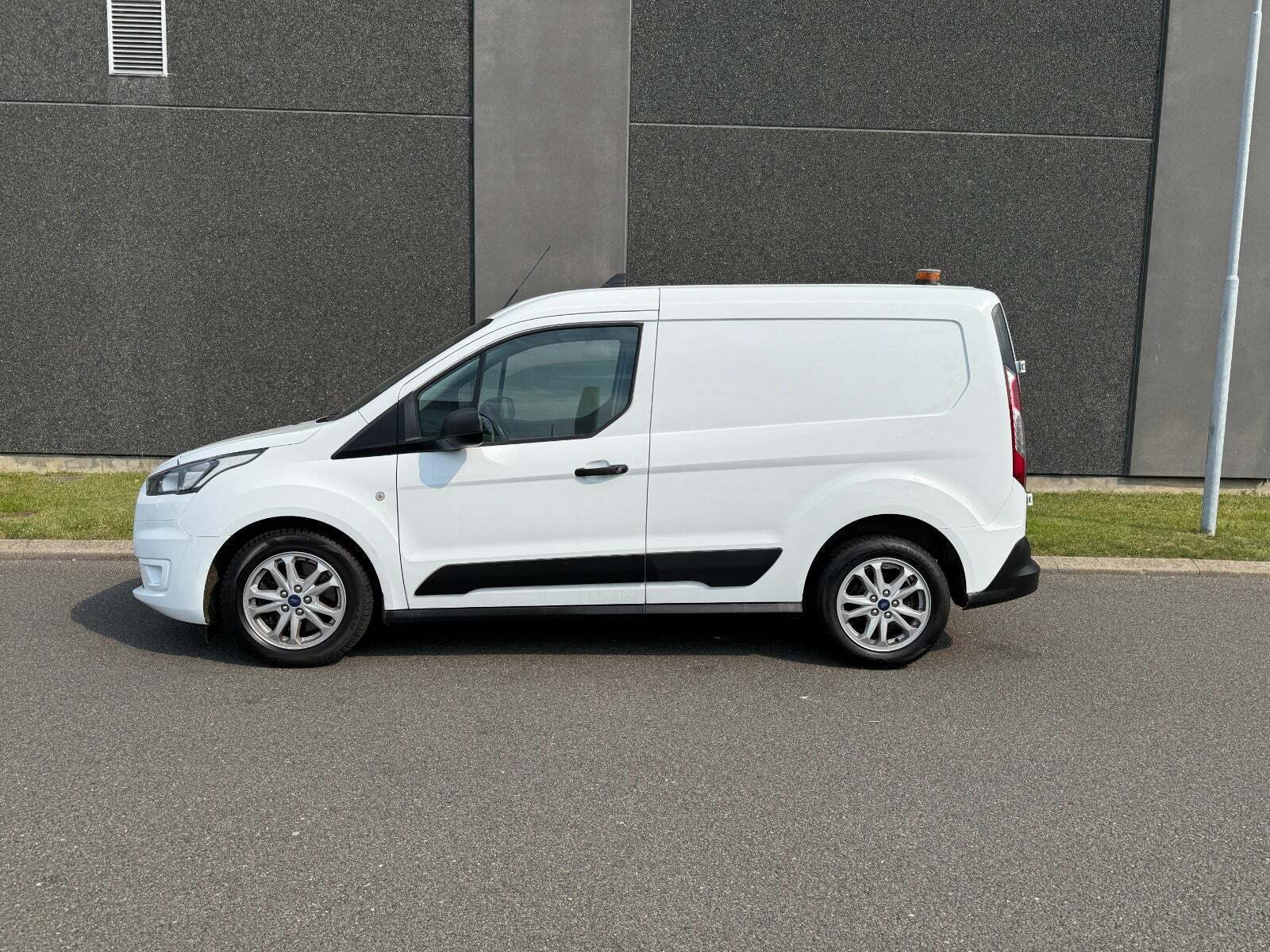 Ford Transit Connect 1,5 EcoBlue Limited kort