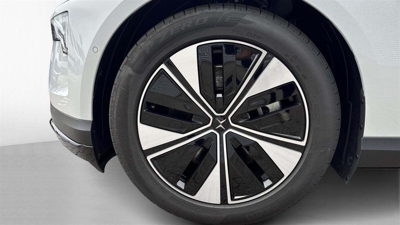 Grå Polestar 4 fra 2025