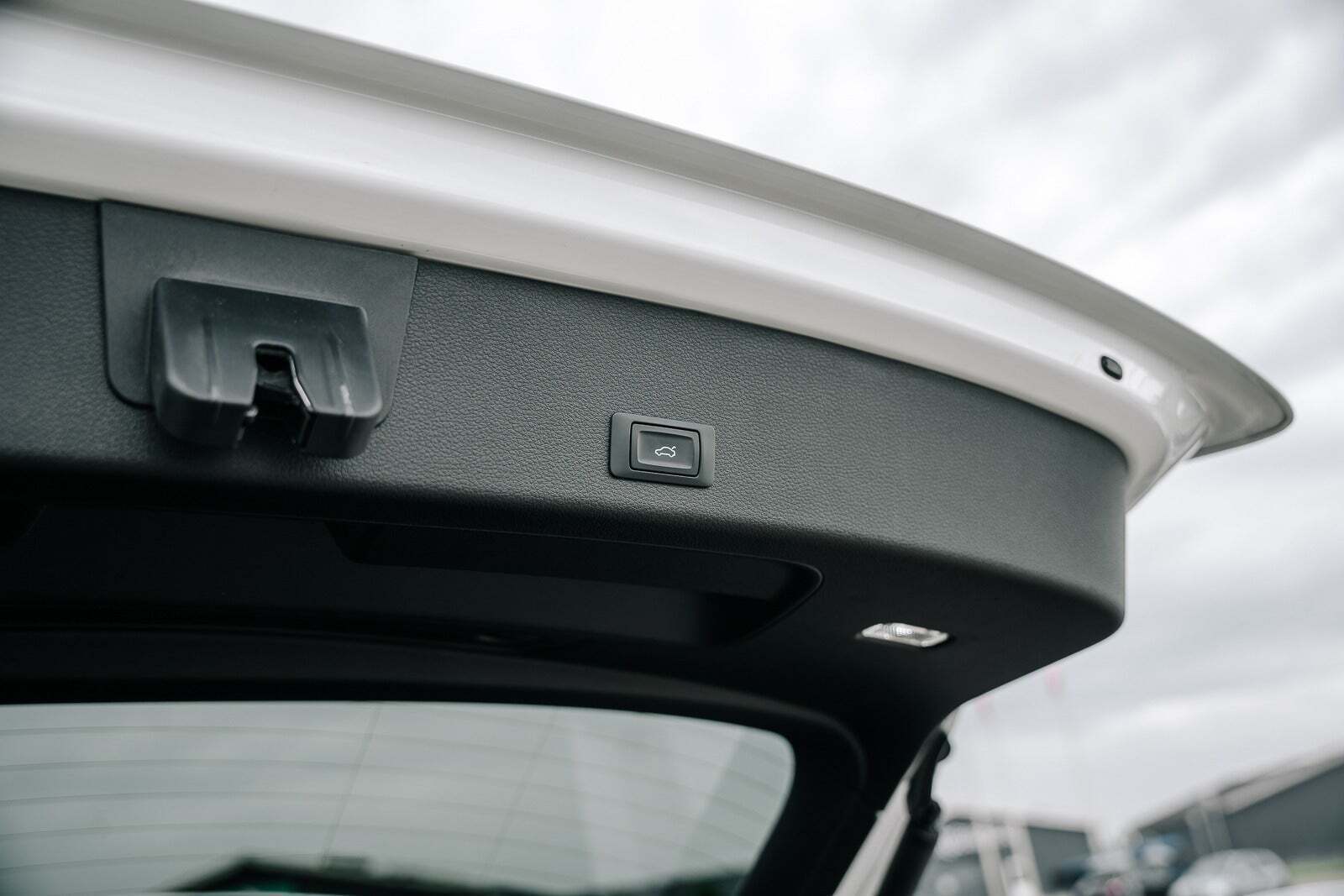 Hvid Audi Q8 e-tron fra 2024