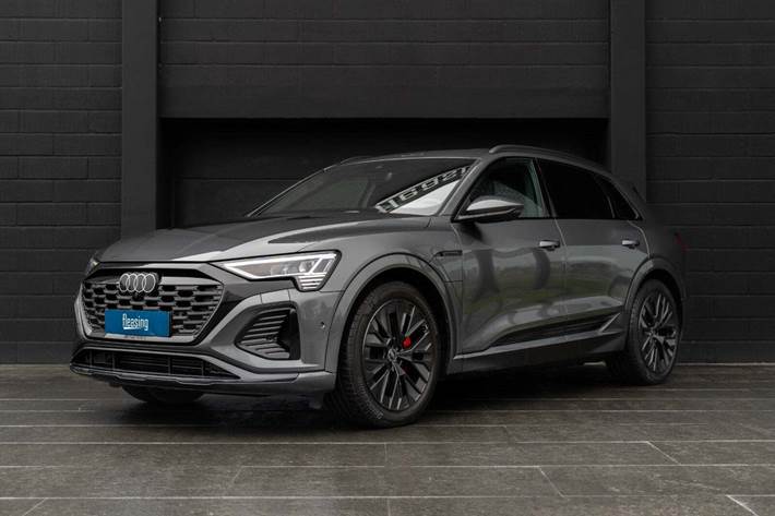 Grå Audi Q8 e-tron fra 2023 set udefra