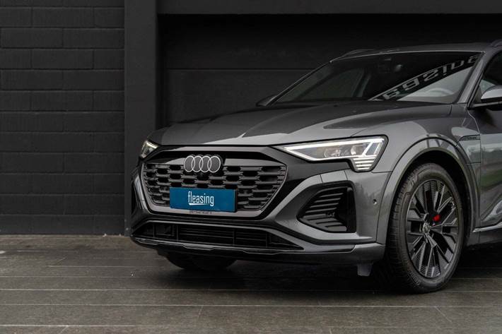 Grå Audi Q8 e-tron fra 2023
