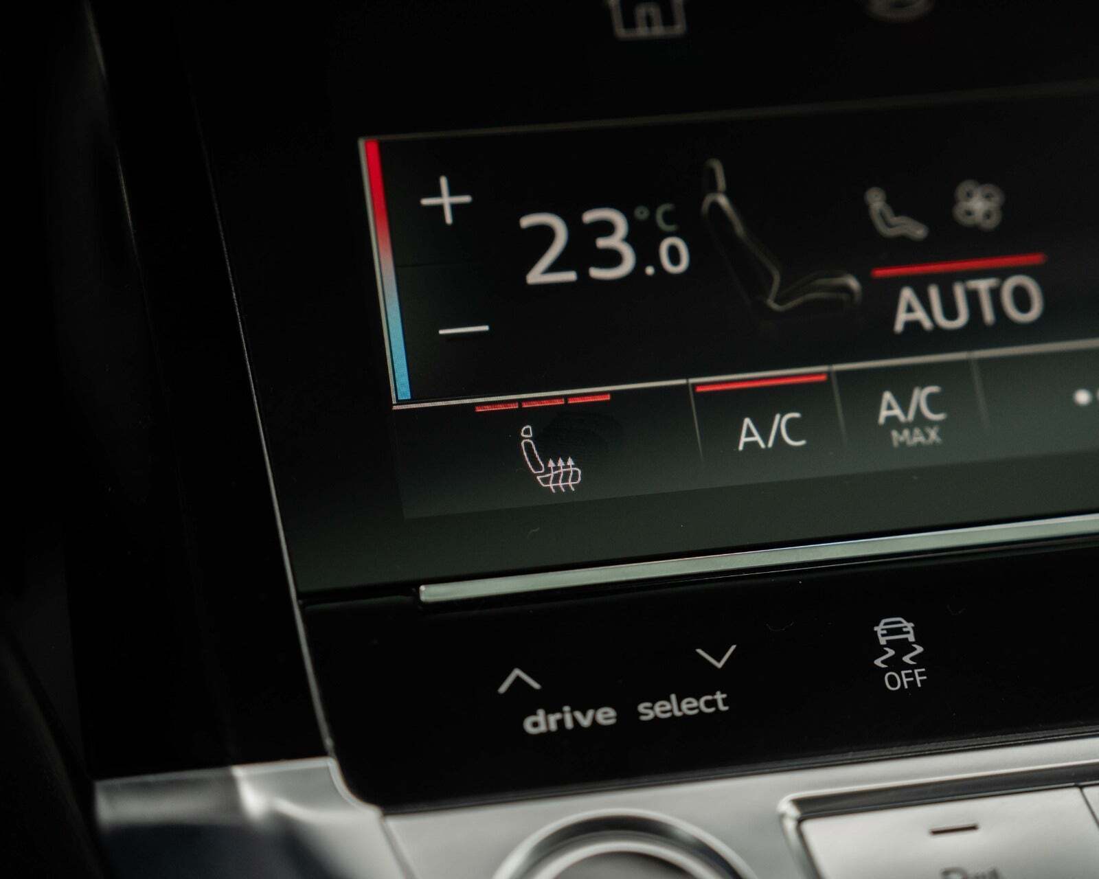 Grå Audi Q8 e-tron fra 2023