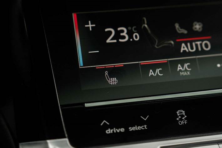 Grå Audi Q8 e-tron fra 2023