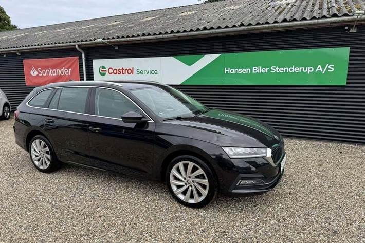 Sort Skoda Octavia fra 2022 set udefra