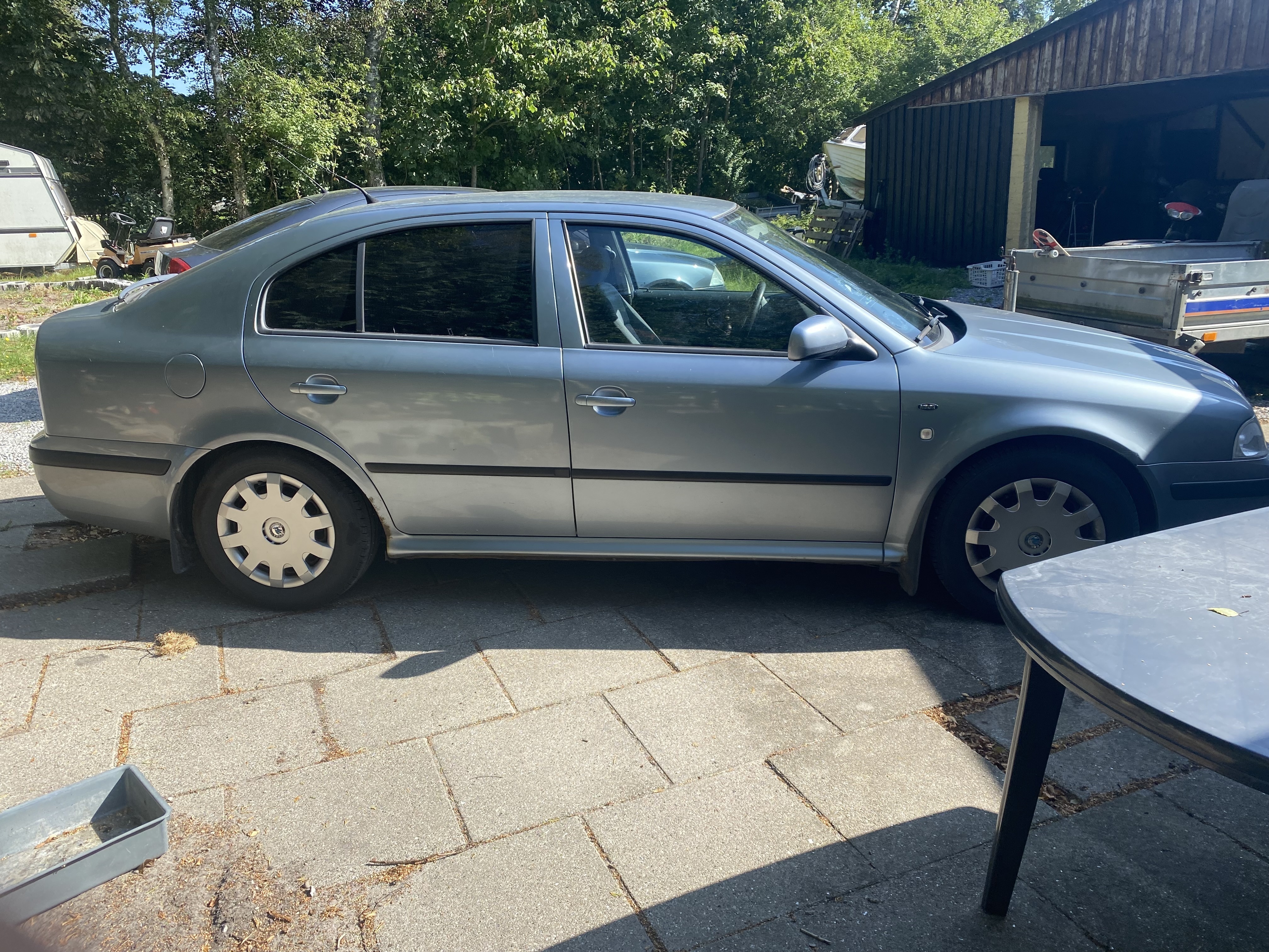 Blå Skoda Octavia fra 2004