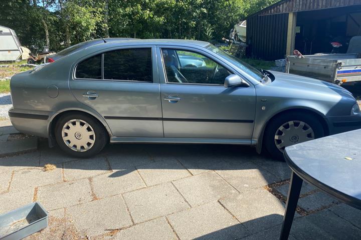 Blå Skoda Octavia fra 2004