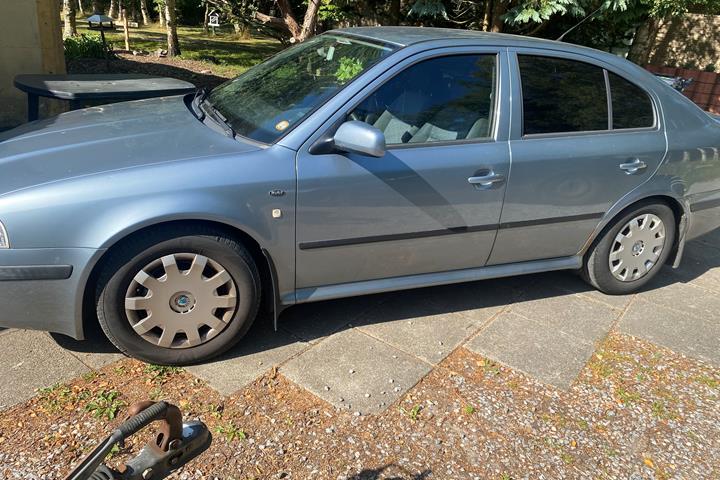 Blå Skoda Octavia fra 2004
