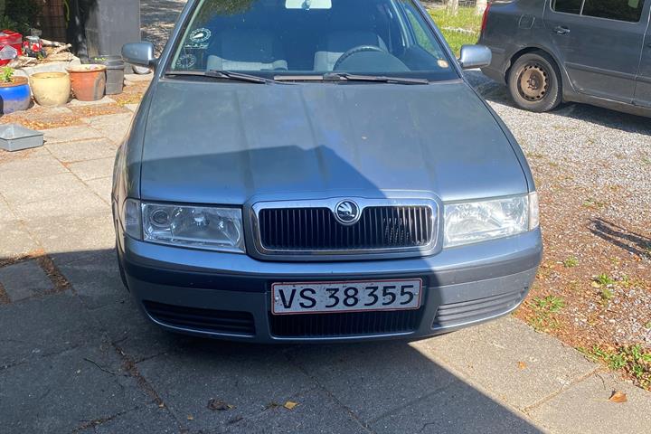 Blå Skoda Octavia fra 2004