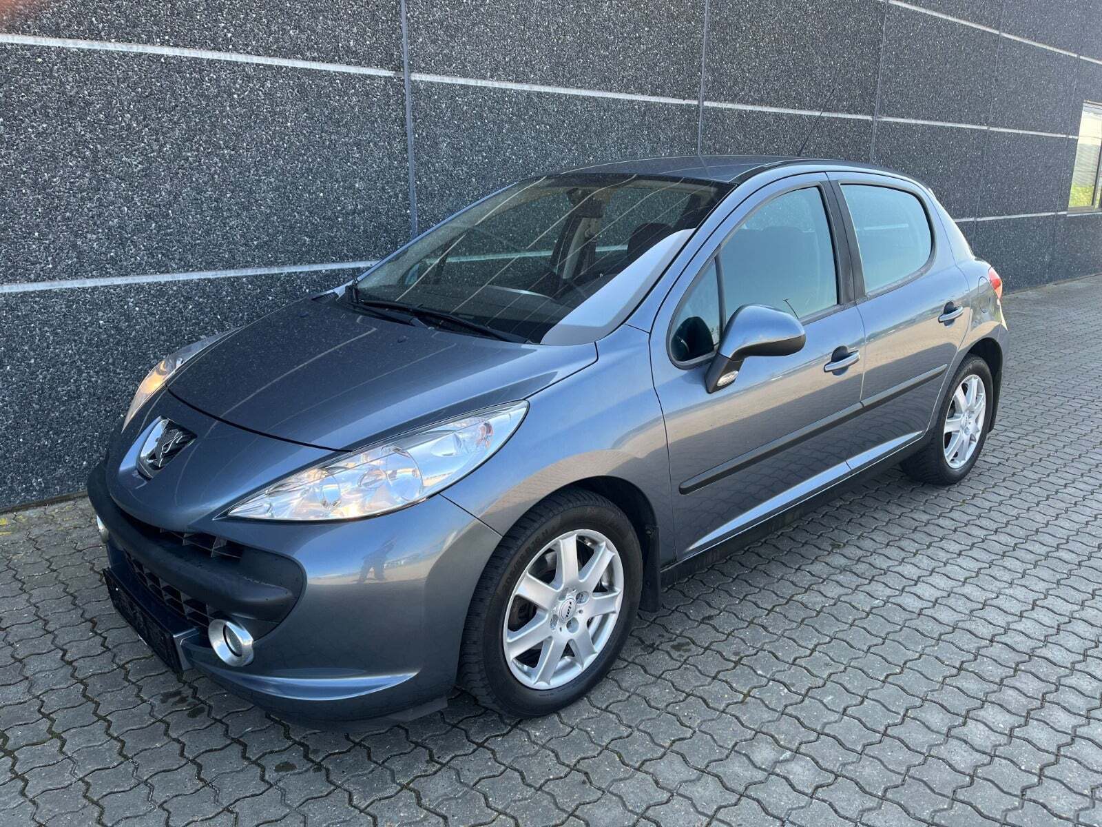 Grå Peugeot 207 fra 2006