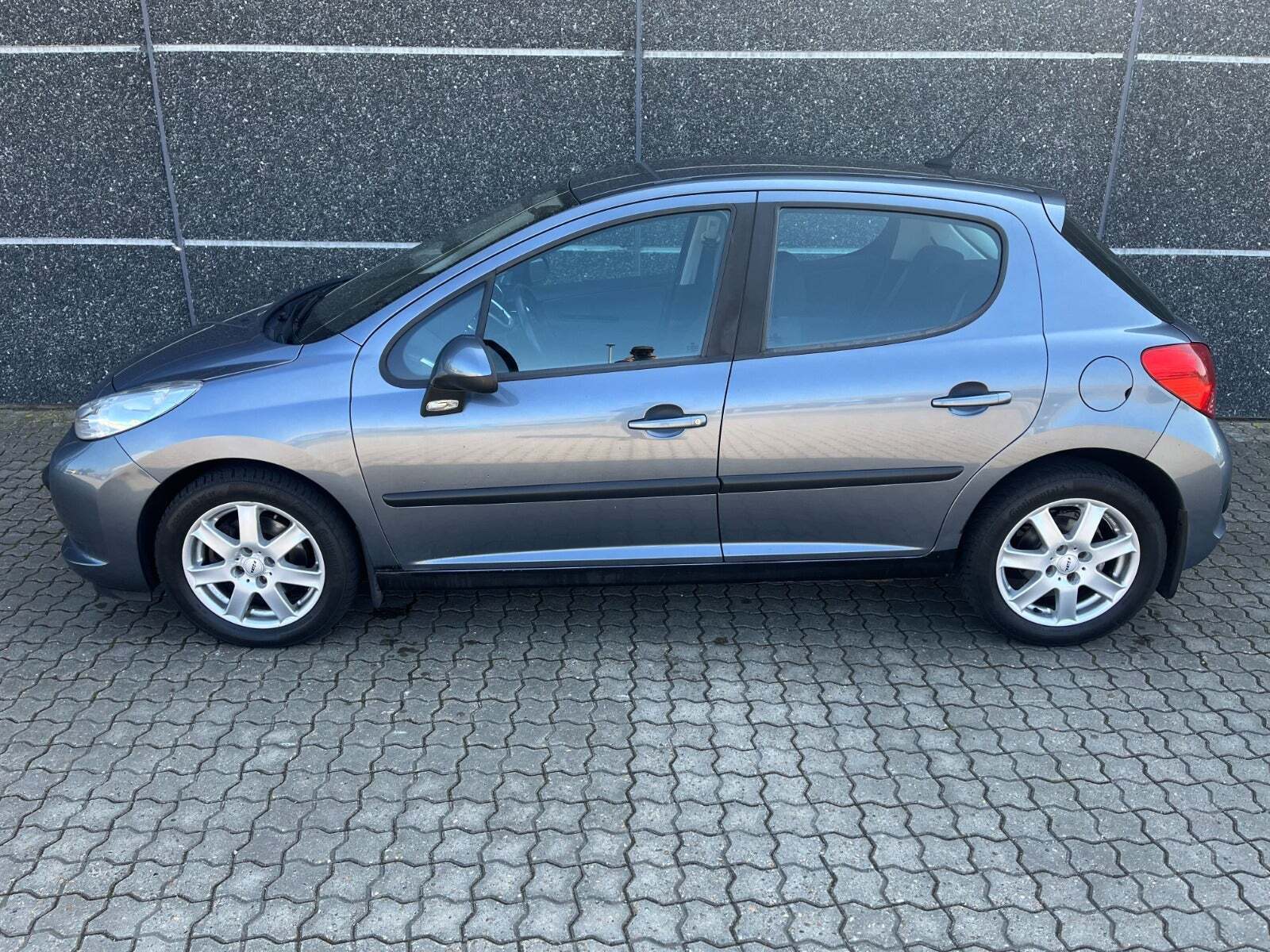 Grå Peugeot 207 fra 2006