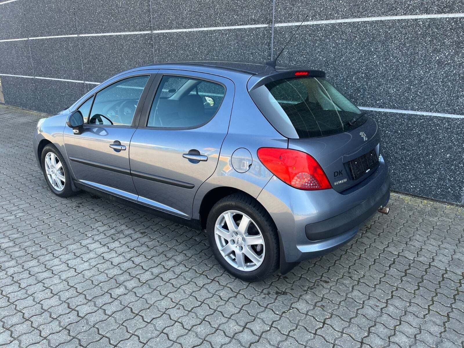 Grå Peugeot 207 fra 2006
