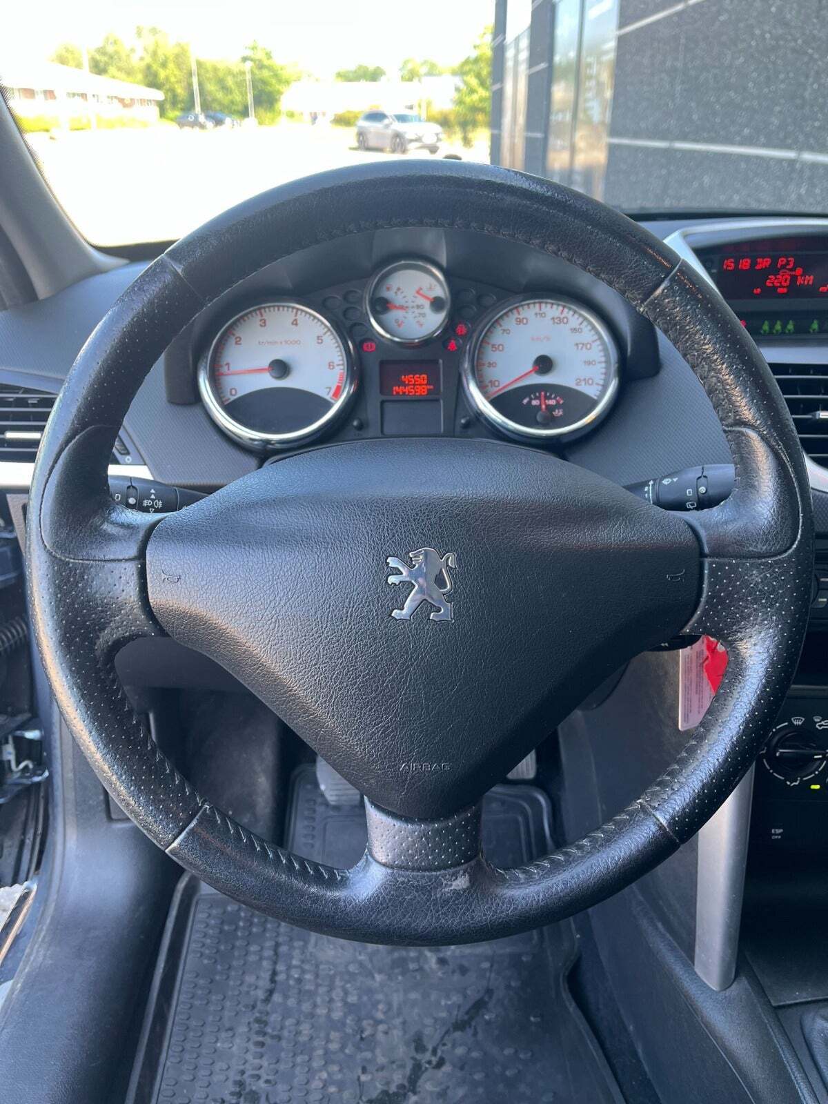 Grå Peugeot 207 fra 2006