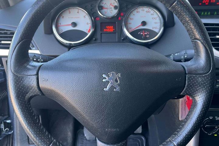 Grå Peugeot 207 fra 2006
