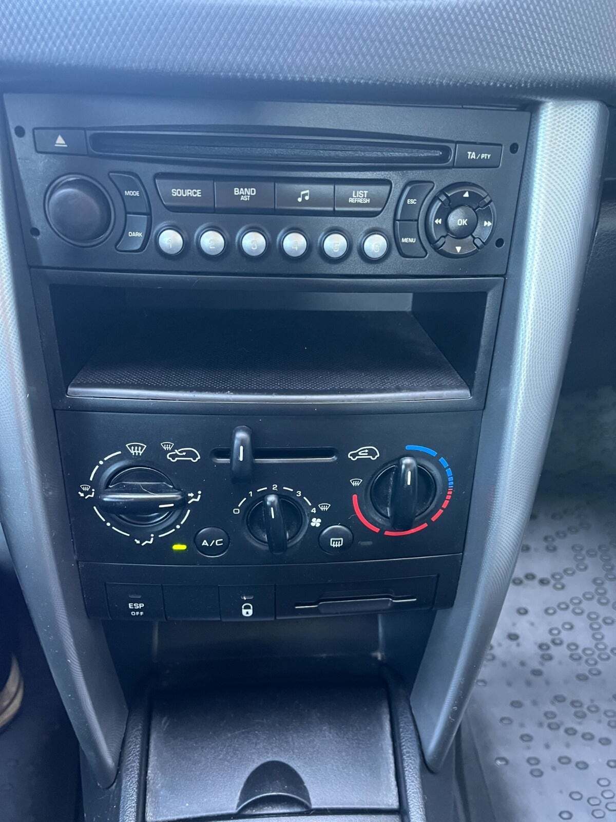 Grå Peugeot 207 fra 2006