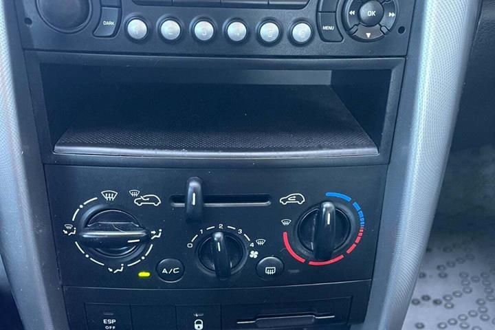 Grå Peugeot 207 fra 2006