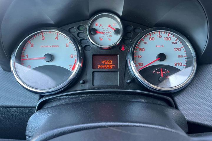 Grå Peugeot 207 fra 2006