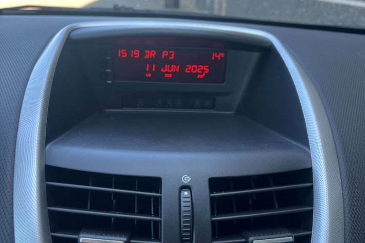 Grå Peugeot 207 fra 2006