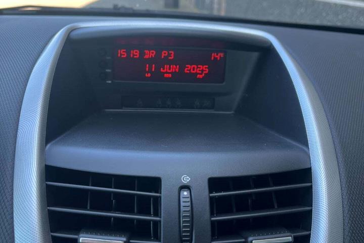 Grå Peugeot 207 fra 2006
