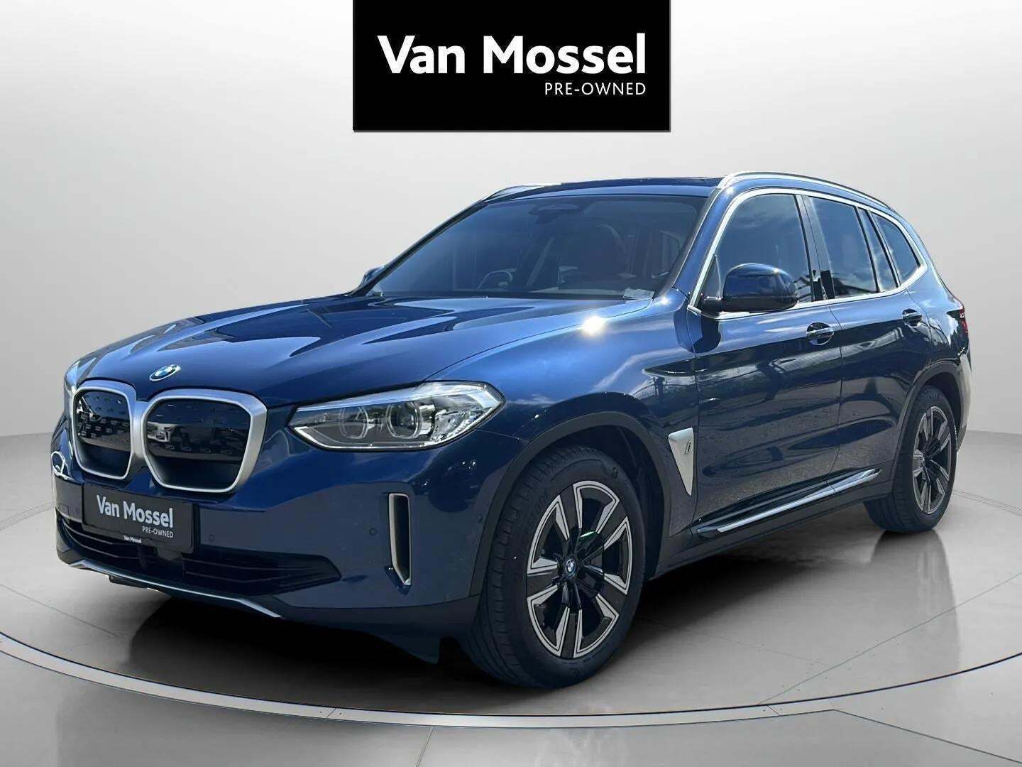 Blå BMW iX3 fra 2021 set udefra