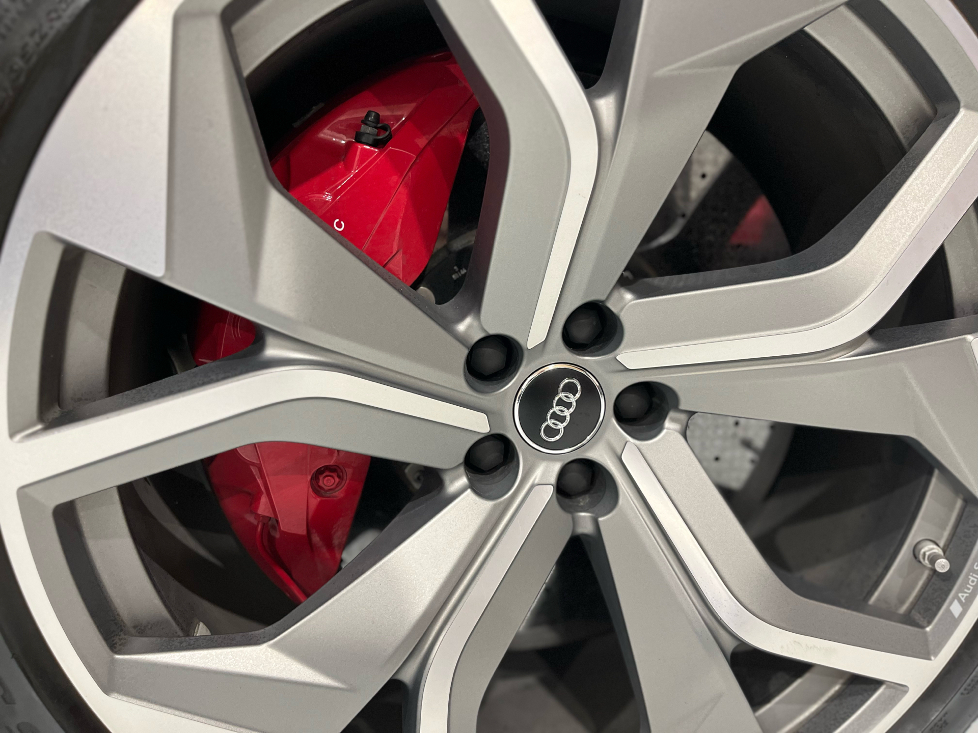 Grå Audi RS Q8 fra 2020