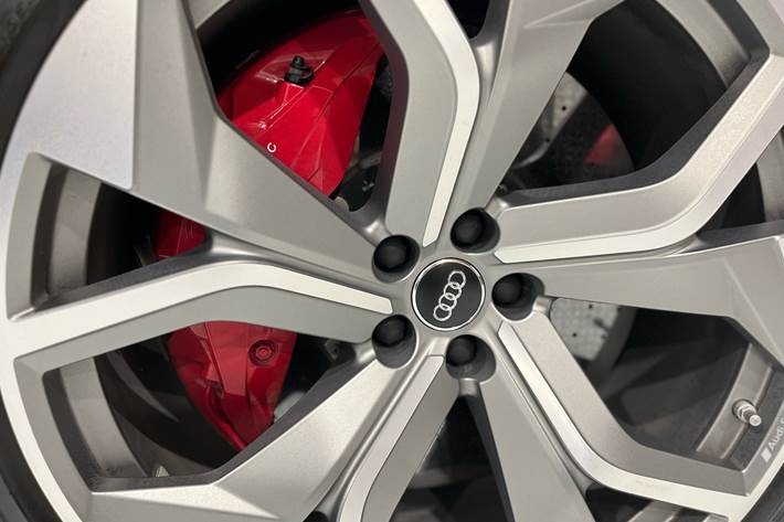 Grå Audi RS Q8 fra 2020