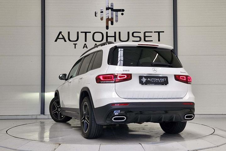 Hvid Mercedes GLB250 fra 2020 set udefra