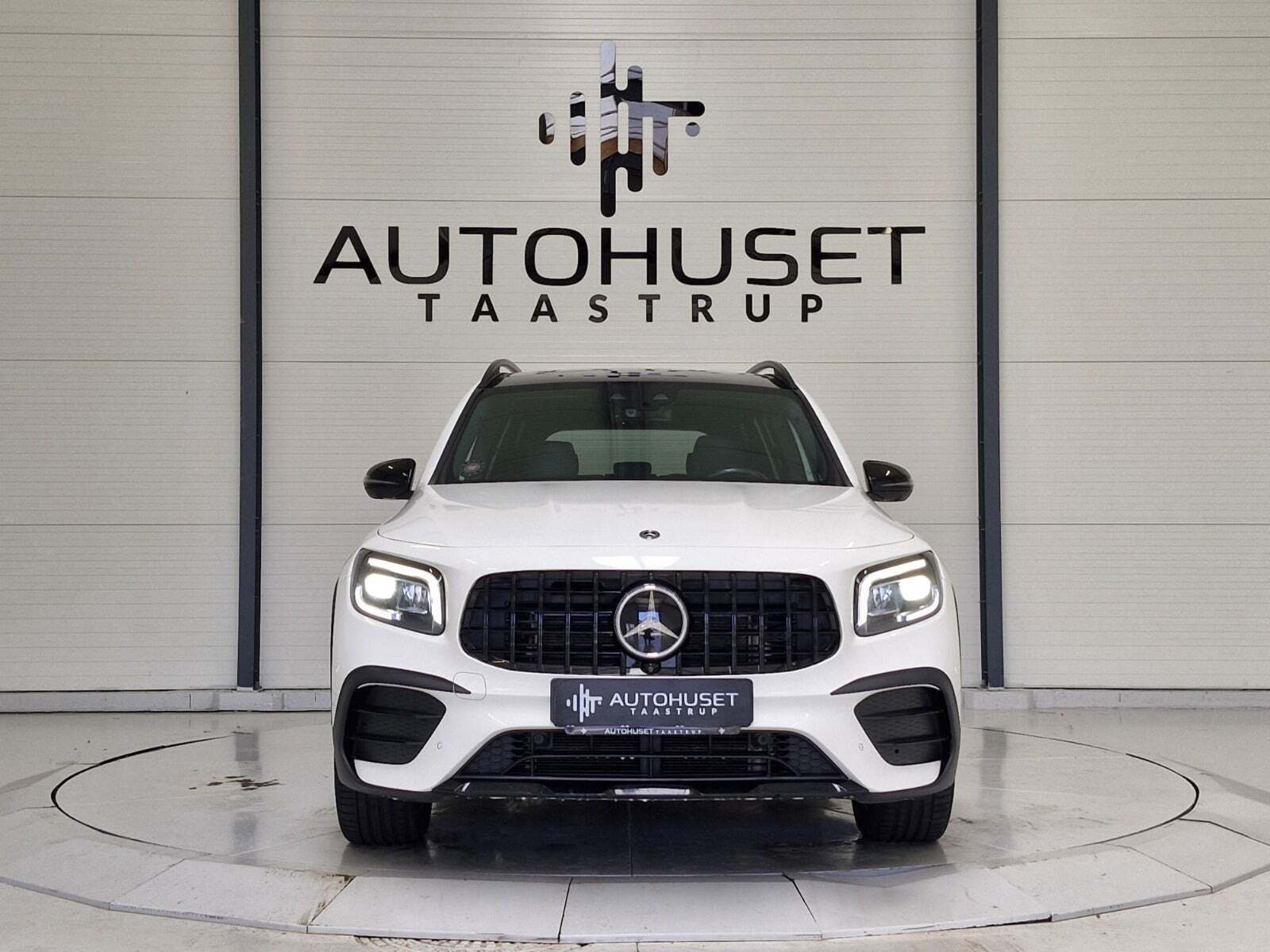 Hvid Mercedes GLB250 fra 2020 set udefra