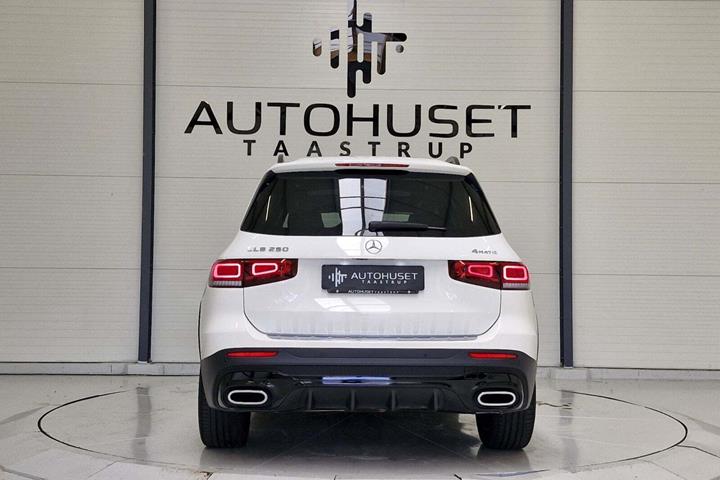 Hvid Mercedes GLB250 fra 2020 set udefra