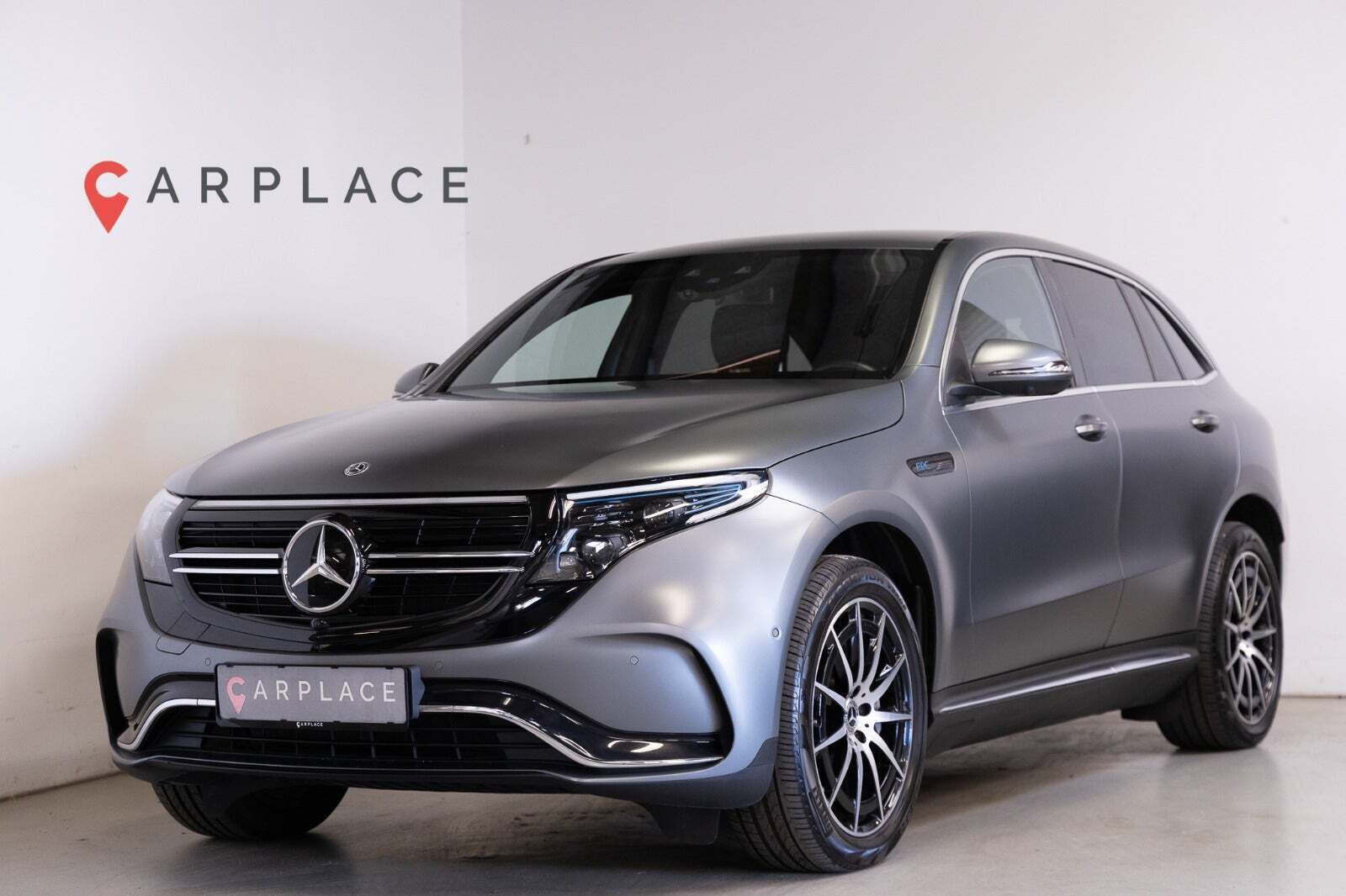 Grå Mercedes EQC400 fra 2022 set udefra