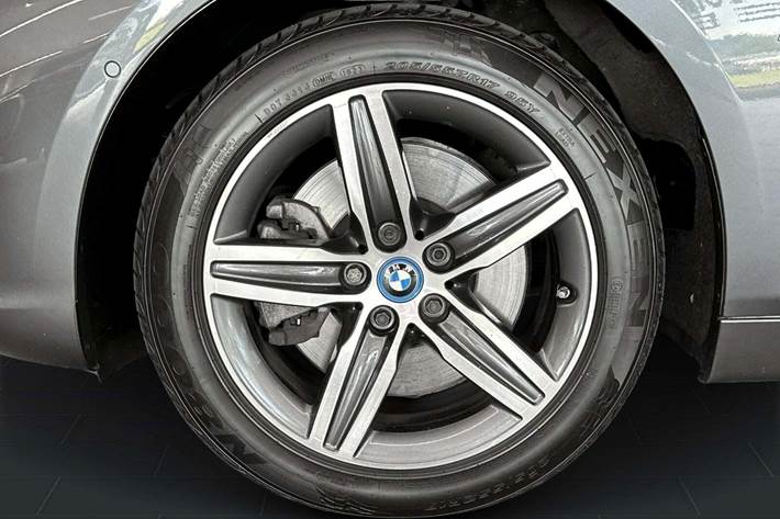 Grå BMW 225xe fra 2018 set udefra