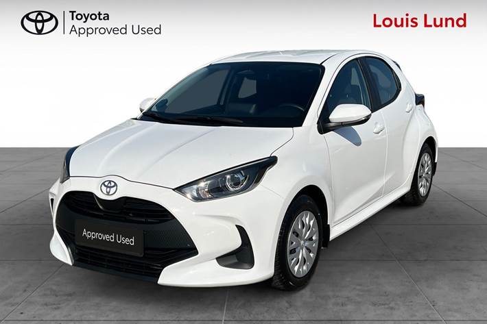 Hvid Toyota Yaris fra 2024 set udefra