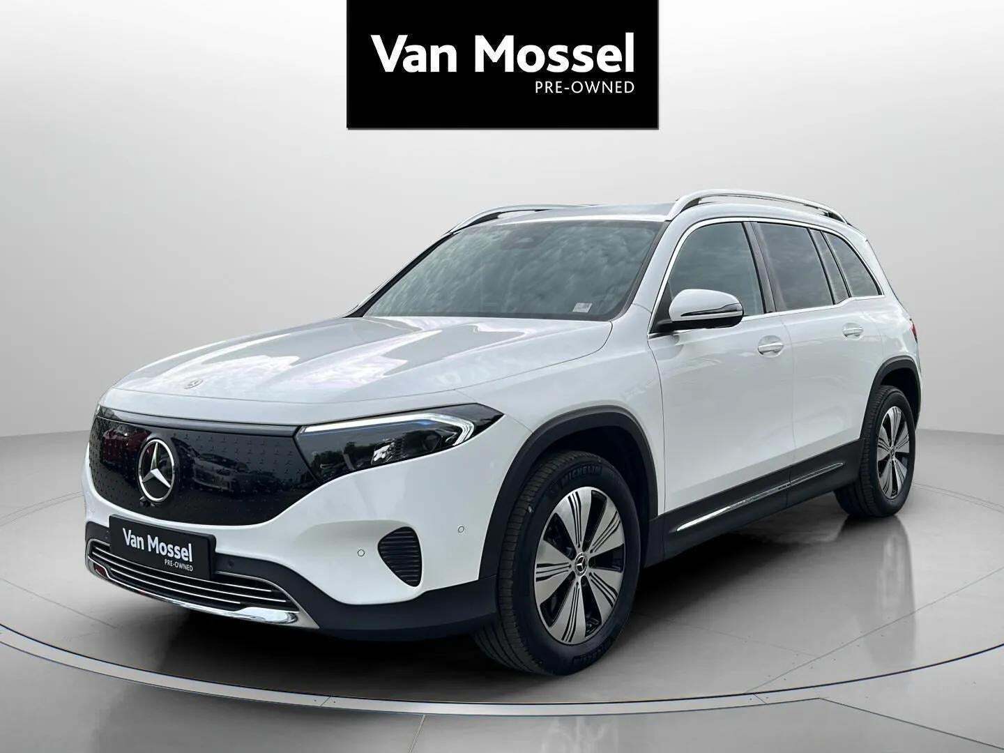 Hvid Mercedes EQB300 fra 2024 set udefra