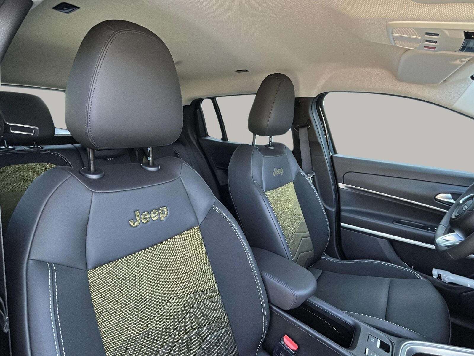 Sort Jeep Avenger fra 2023