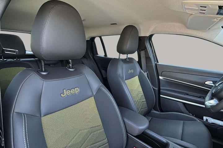 Sort Jeep Avenger fra 2023