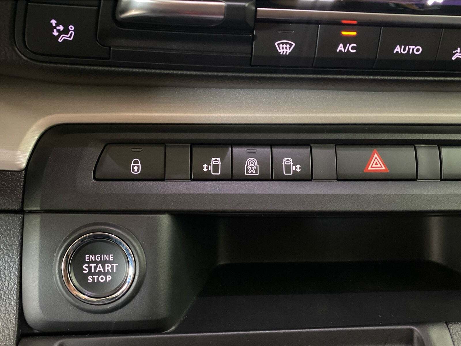 Sort Peugeot e-Traveller fra 2023