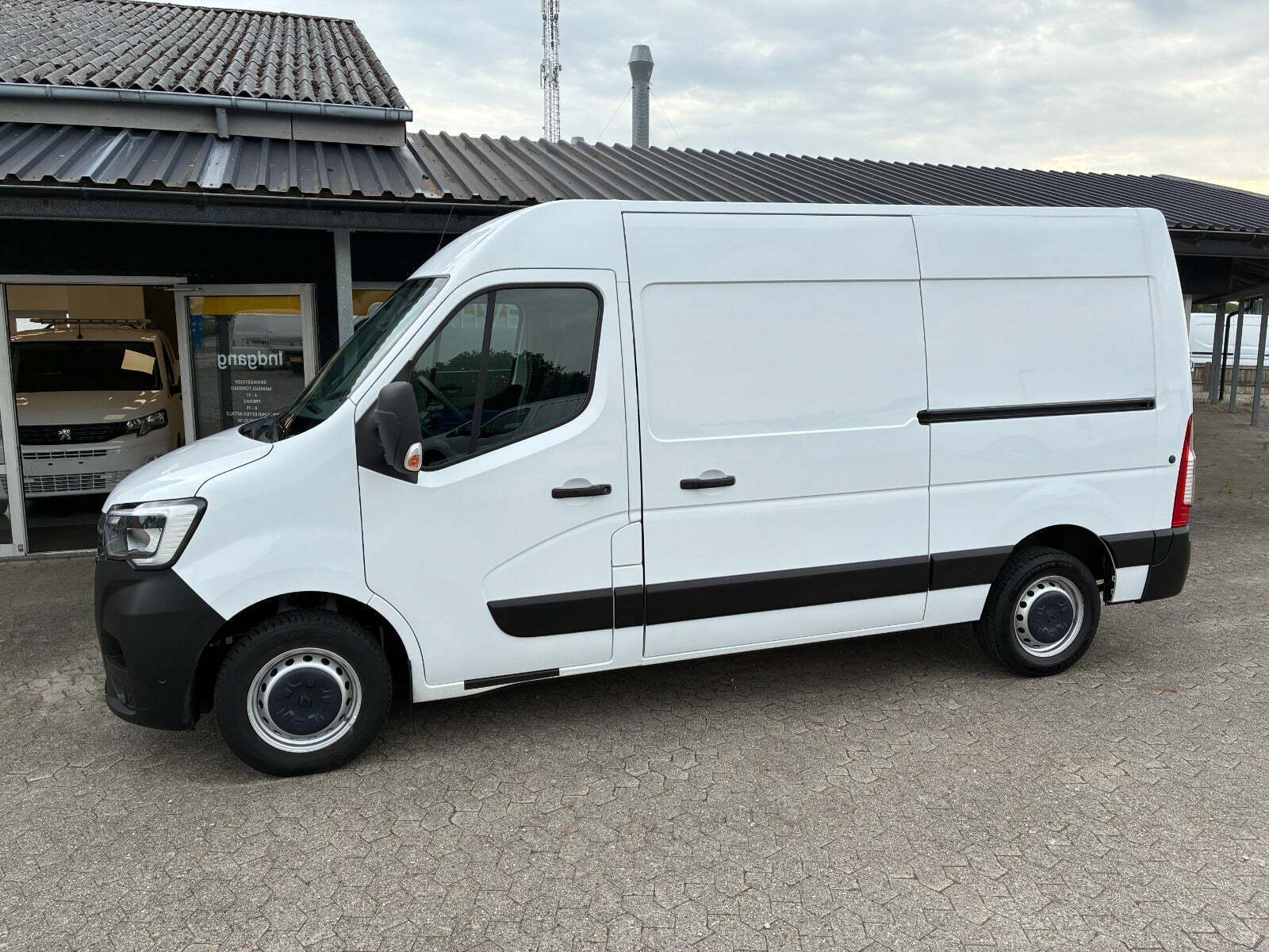 Renault Master IV T33 2,3 dCi 150 L2H2 Kassevogn