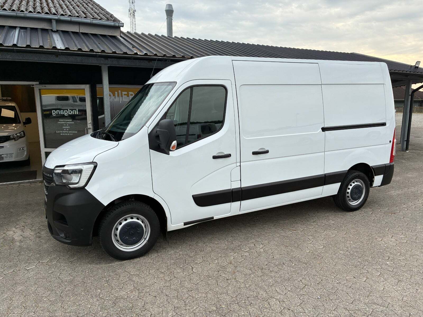 Renault Master IV T33 2,3 dCi 150 L2H2 Kassevogn