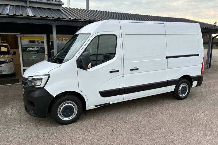 Hvid Renault Master IV T33 fra 2021
