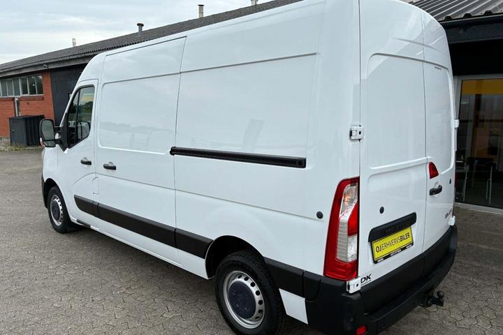Hvid Renault Master IV T33 fra 2021