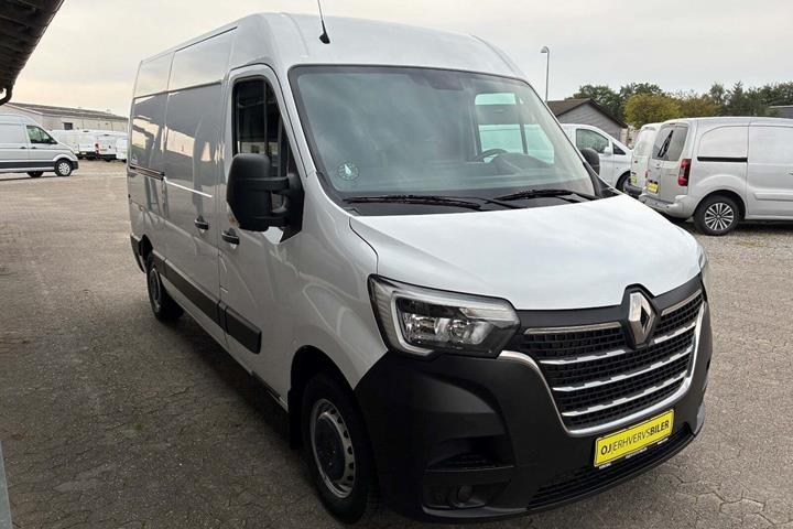 Hvid Renault Master IV T33 fra 2021