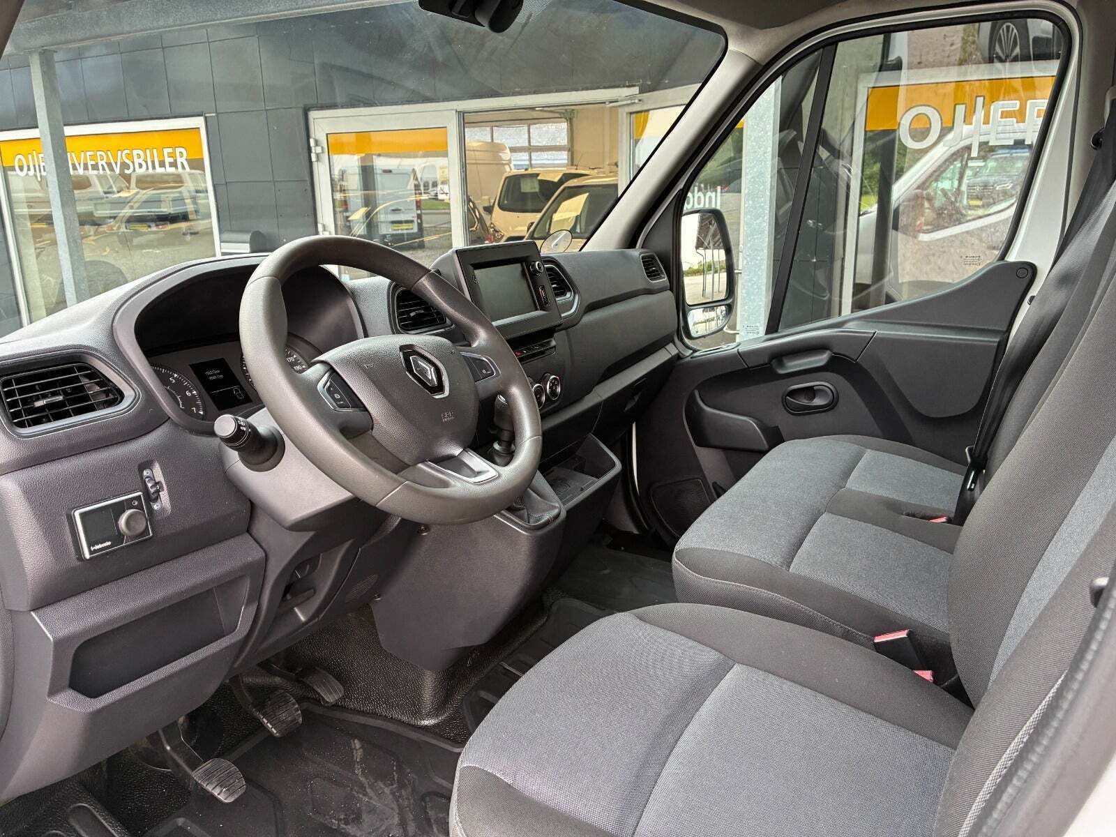 Hvid Renault Master IV T33 fra 2021